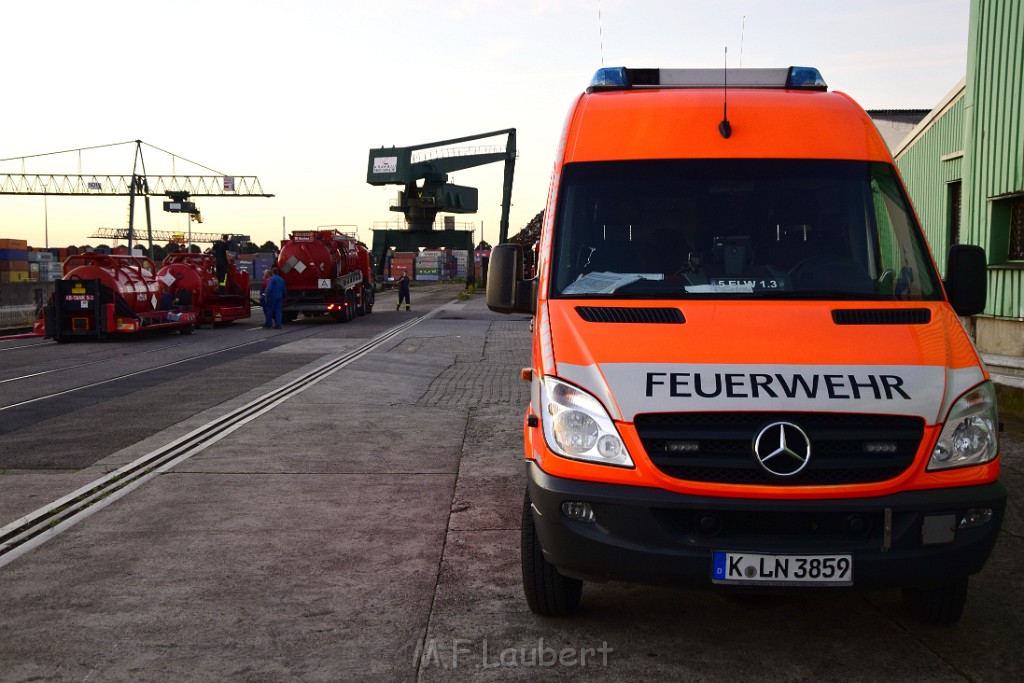 Havarie Wassereinbruch Motorraum beim Schiff Koeln Niehl Niehler Hafen P244.JPG - Miklos Laubert